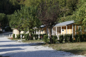 Camping Le Jardin 3 étoiles - chalets, bungalows et emplacements nus pour des vacances nature le long de la rivière le Gijou